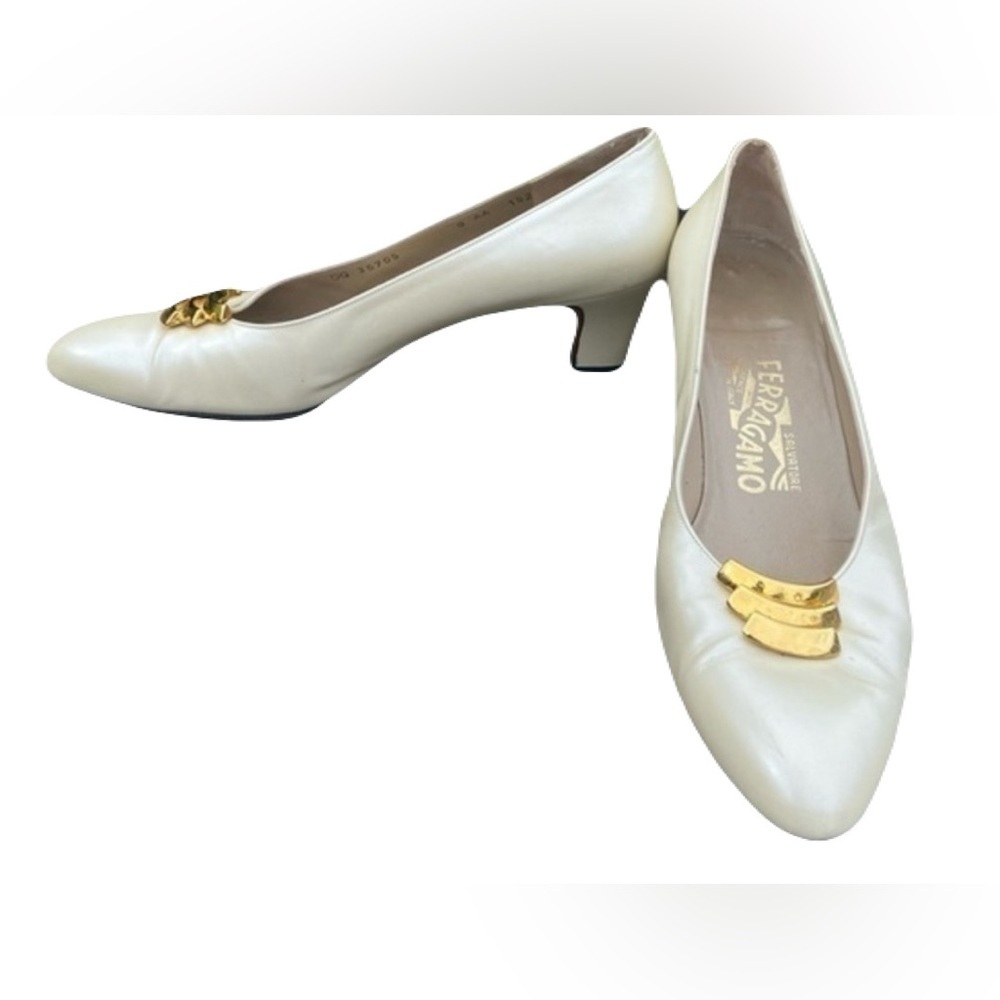 Salvatore Ferragamo Vintage Ivory Leather Pumps – Classic Elegance - Picture 5 of 12